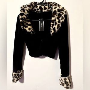 Cheetah prints are back! Brand new XS black top with cheetah lining